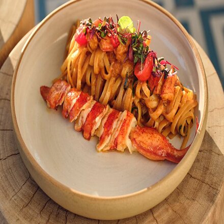 "نويا باي ذا بول" مطعم يوناني جديد في دبي