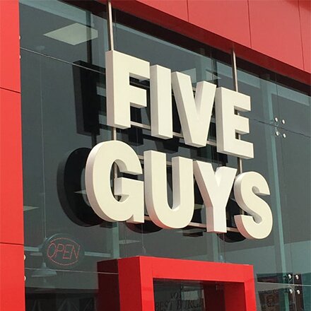 «فايف جايز» تنوي افتتاح أول فروعها بالشارقة