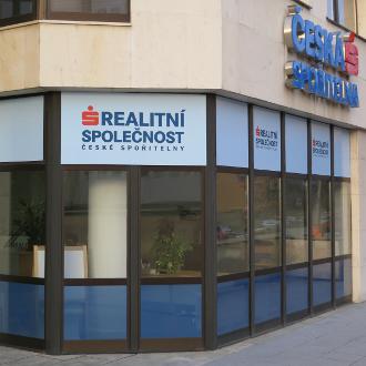 Reality s bankou v zádech