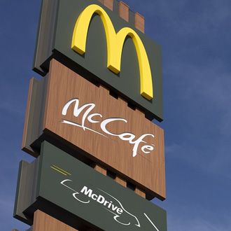 McDonald´s zavádí číšníky