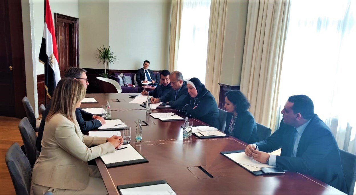 من الاجتماع