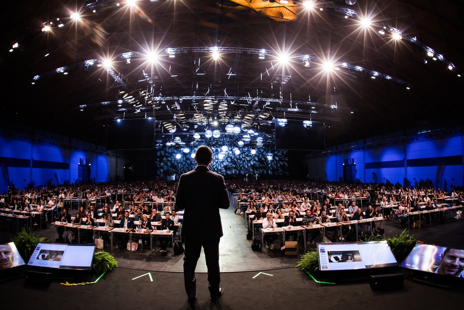 Che cosa succede giù dal palco