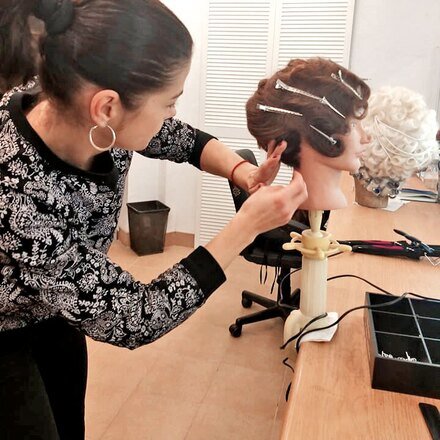 Z głową do peruk i do biznesu