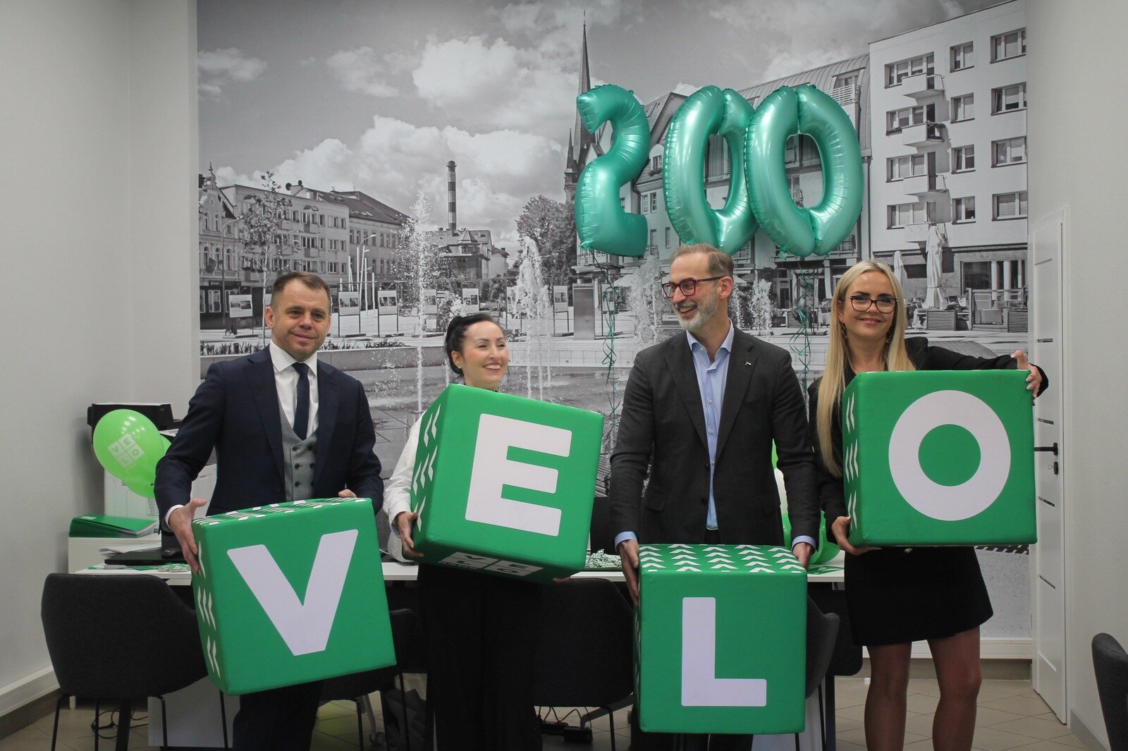 Pięć otwarć w trzy miesiące