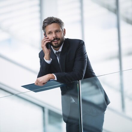 businessman-using-mobile-phone_s.jpg