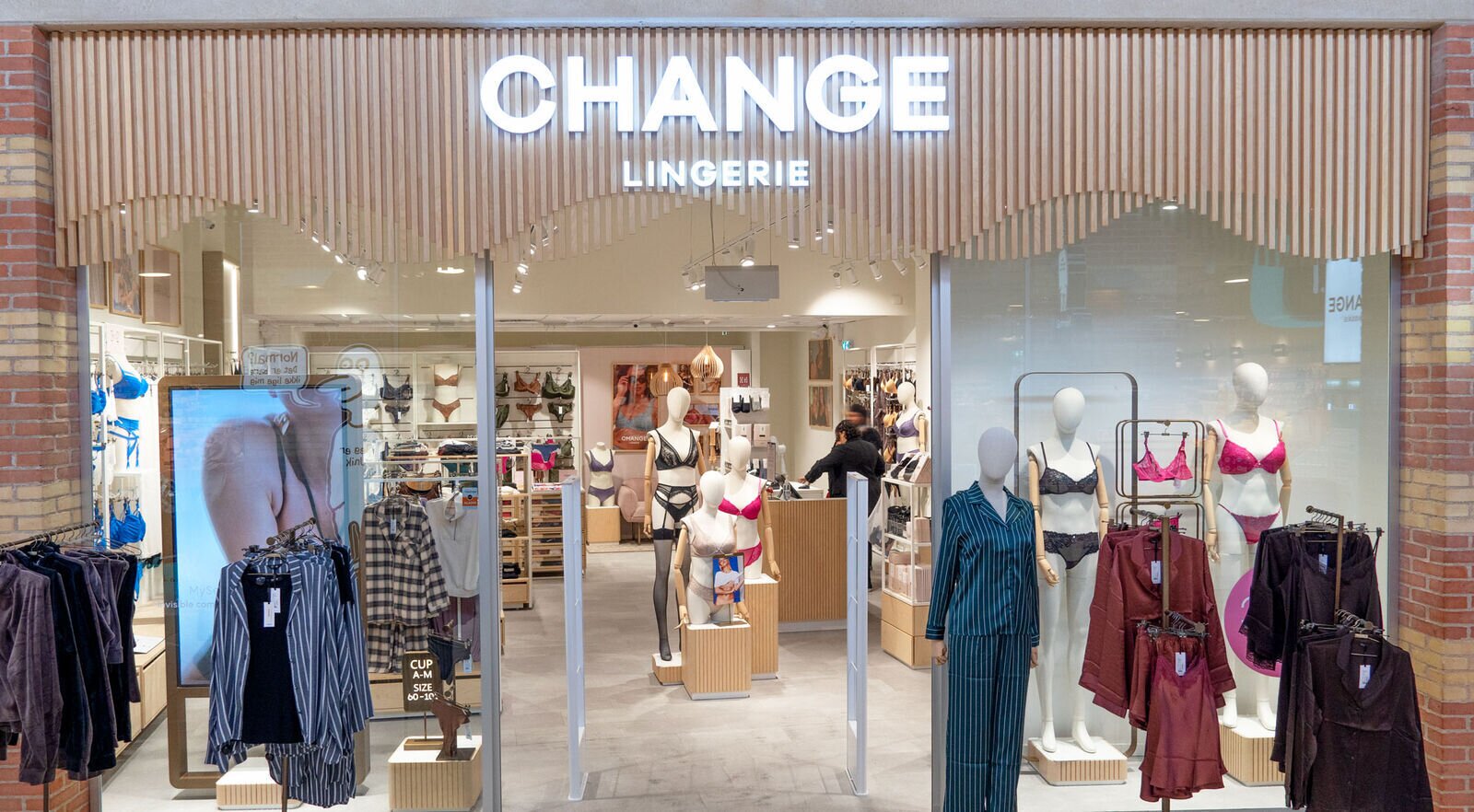 witryna salonu Change Lingerie.jpg