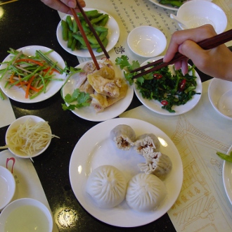 Mâncare chinezească sau aripioare picante?