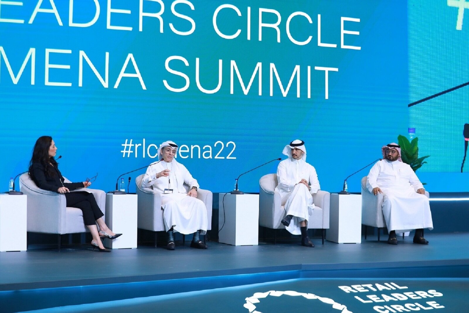 أمجد شاكر، الرئيس التنفيذي بالإنابة للهيئة العامة للمعارض والمؤتمرات السعودية (SCEGA) ، ومحمد مرغلاني، مدير عام المجموعة في شركة فنادق ريتز كارلتون ، وماجد أبو نهية ، مدير عام سهولة ممارسة الأعمال في منشآت.