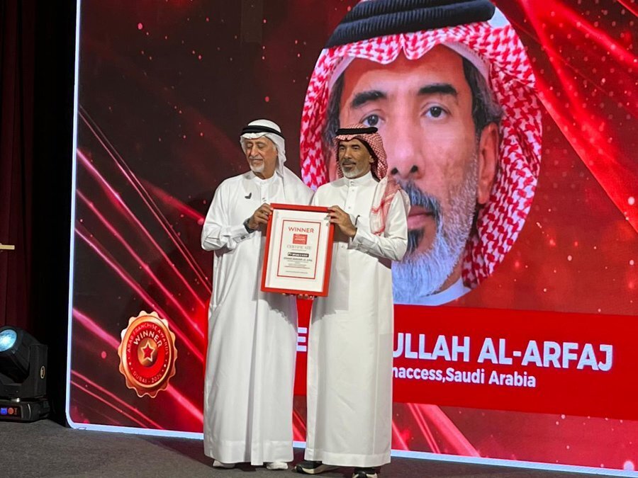 المستشار العرفج يتسلم الجائزة من الدكتور عيسى محمد البستكي رئيس جامعة دبي 