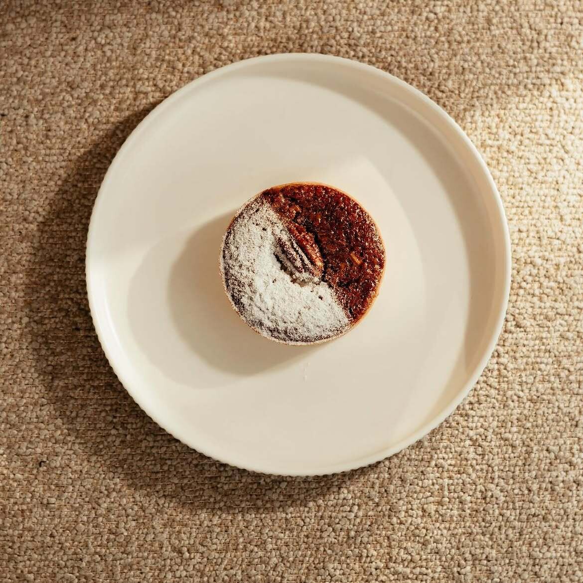 تارت البيكان، الحلى الموزون اللي ما يختلف عليه اثنين😋جربتوه ؟متوفر في أفرع قاف#محمصة_ومقهى_قاف.jpg