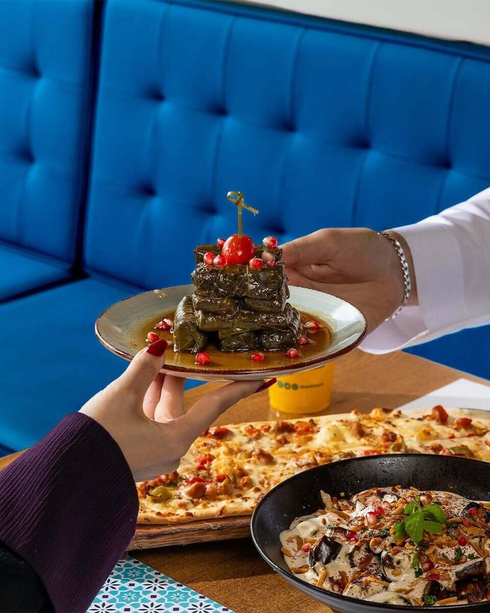 ورق عنب يكمل سفرة فطورك 😍وطعم يخلي اللمة أحلى💙💙 #مطاعم #فطور #مشراق.jpg